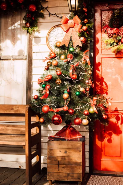 Μικρό Χριστουγεννιάτικο Δέντρο Στη Βεράντα Του Σπιτιού Μια Ηλιόλουστη Μέρα — Φωτογραφία Αρχείου