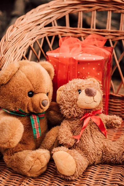 Ursos Peluche Trenós Madeira Caixa Vermelha Com Presente Natal Foto — Fotografia de Stock