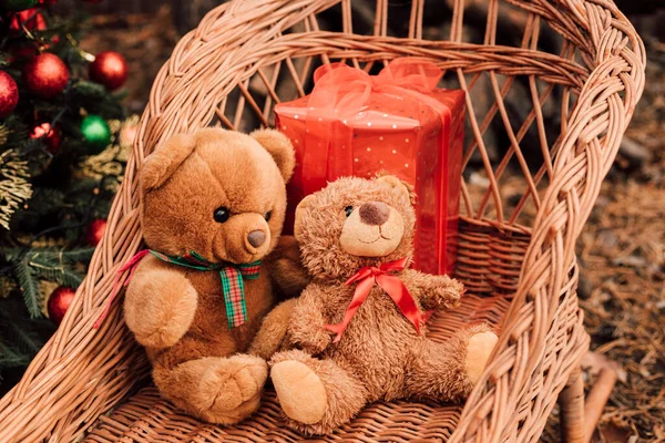 Tahta kızaklar içinde oyuncak ayılar. Noel hediyeli kırmızı kutu. Yüksek kalite fotoğraf