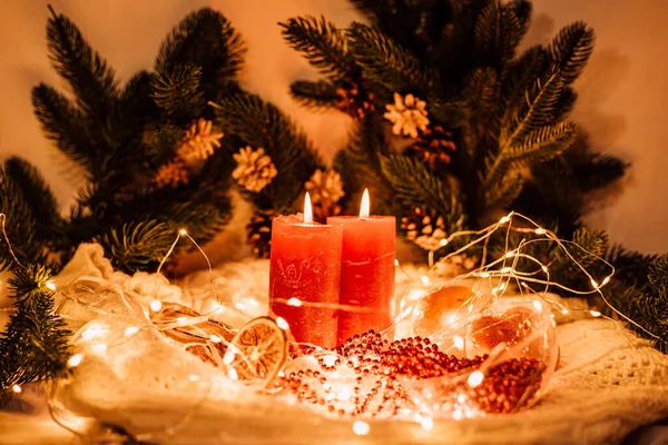 Σύνθεση Πρωτοχρονιάς Κόκκινα Κεριά Γιρλάντες Κλαδιά Χριστουγεννιάτικου Δέντρου Υψηλής Ποιότητας — Φωτογραφία Αρχείου