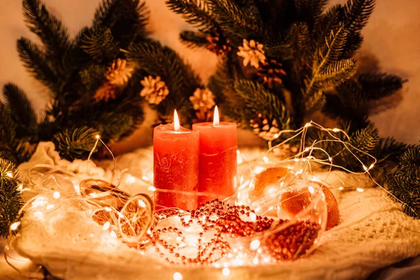 Σύνθεση Πρωτοχρονιάς Κόκκινα Κεριά Γιρλάντες Κλαδιά Χριστουγεννιάτικου Δέντρου Υψηλής Ποιότητας — Φωτογραφία Αρχείου