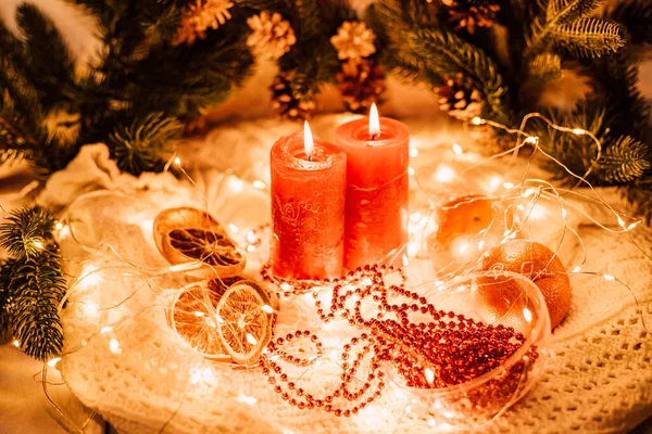 Año Nuevo Composición Velas Rojas Guirnaldas Ramas Del Árbol Navidad —  Fotos de Stock