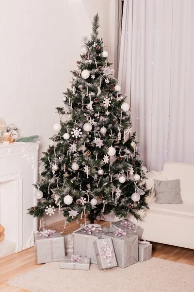 Bellissimo Albero Natale All Interno Della Casa Regali Natale Foto — Foto Stock