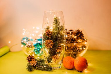 Vazo, mandalina ve ladin kozalaklı yeni yıl kompozisyonu. Noel havası. Yüksek kalite fotoğraf