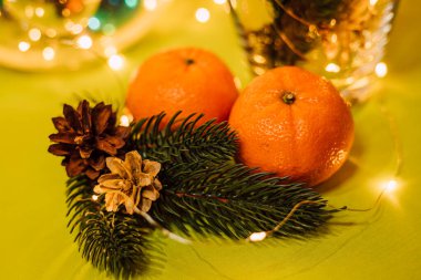 Vazo, mandalina ve ladin kozalaklı yeni yıl kompozisyonu. Noel havası. Yüksek kalite fotoğraf
