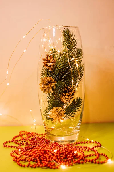 新年作曲与花瓶 云杉锥 圣诞气氛 高质量的照片 — 图库照片
