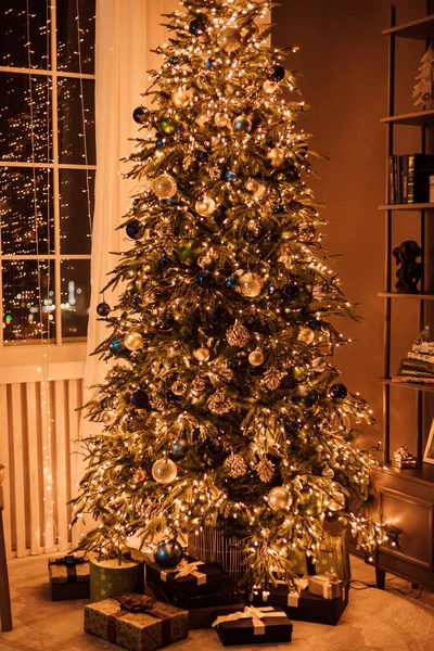 大圣诞树在内部的晚上靠近窗户 高质量的照片 — 图库照片