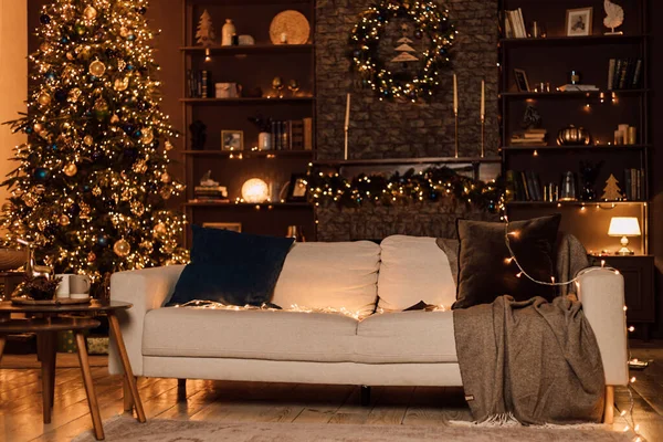 Χριστουγεννιάτικο Εσωτερικό Του Σπιτιού Στο Σαλόνι Λευκός Καναπές Δίπλα Στο — Φωτογραφία Αρχείου