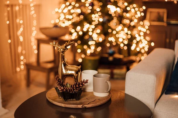 Ξύλινο Στρογγυλό Τραπέζι Στο Σαλόνι Κούπες Και Τάρανδους Για Χριστούγεννα — Φωτογραφία Αρχείου