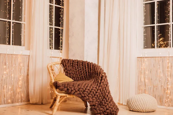 Poltrona Moderna Confortável Com Cobertor Malha Marrom Interior Perto Janela — Fotografia de Stock