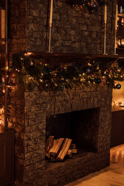 Σκούρο Καφέ Τούβλο Τζάκι Στο Διαμέρισμα Για Χριστούγεννα Υψηλής Ποιότητας — Φωτογραφία Αρχείου