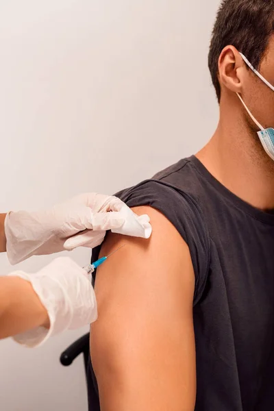 Han Vaccinerad Läkare Med Spruta Och Man Högkvalitativt Foto — Stockfoto