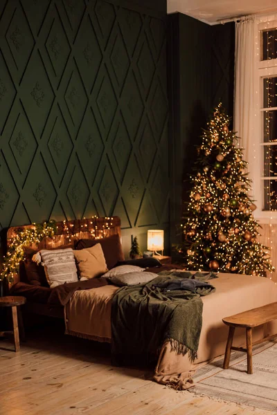 Σκούρο Υπνοδωμάτιο Χριστουγεννιάτικα Στολίδια Μεγάλο Κρεβάτι Και Χριστουγεννιάτικο Δέντρο Υψηλής — Φωτογραφία Αρχείου
