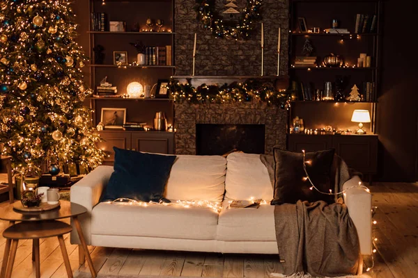 Χριστουγεννιάτικο Εσωτερικό Του Σπιτιού Στο Σαλόνι Λευκός Καναπές Δίπλα Στο — Φωτογραφία Αρχείου