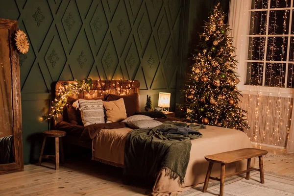 Σκούρο Υπνοδωμάτιο Χριστουγεννιάτικα Στολίδια Μεγάλο Κρεβάτι Και Χριστουγεννιάτικο Δέντρο Υψηλής — Φωτογραφία Αρχείου