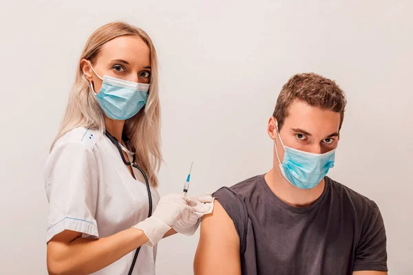Ung Kvinnlig Läkare Vaccinerar Ung Man Vaccination Högkvalitativt Foto — Stockfoto