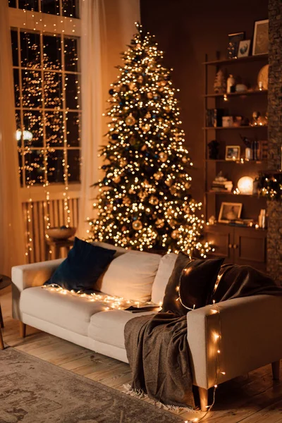 Όμορφο Σκούρο Εσωτερικό Στο Σαλόνι Λευκό Καναπέ Και Μεγάλο Χριστουγεννιάτικο — Φωτογραφία Αρχείου