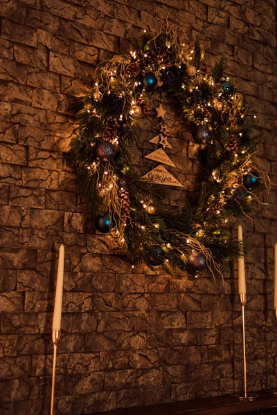 Świąteczny Wieniec Ceglanej Brązowej Ścianie Boże Narodzenie Wysokiej Jakości Zdjęcie — Zdjęcie stockowe