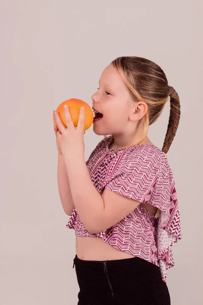 Menina Come Toranja Alimentação Saudável Dieta Foto Alta Qualidade — Fotografia de Stock