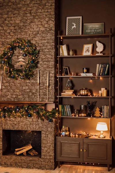 Σπιτικό Χριστουγεννιάτικο Εσωτερικό Καφέ Χρώμα Σαλόνι Τζάκι Υψηλής Ποιότητας Φωτογραφία — Φωτογραφία Αρχείου