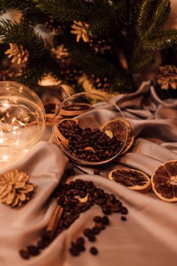 Kahve çekirdekleri, kurutulmuş portakallar ve çelenklerle Noel kompozisyonu. Yüksek kalite fotoğraf