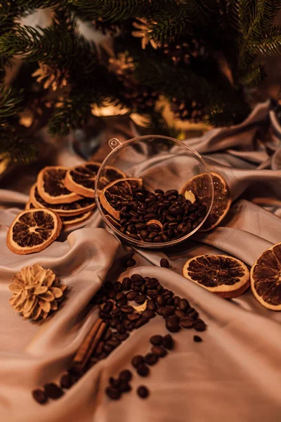 圣诞作文用咖啡豆 干橙子和花环 高质量的照片 — 图库照片