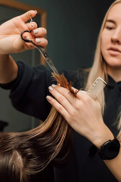 Перукар Вирізає Волосся Клієнтів Руках Перукаря Ножиці Волосся Високоякісна Фотографія — стокове фото