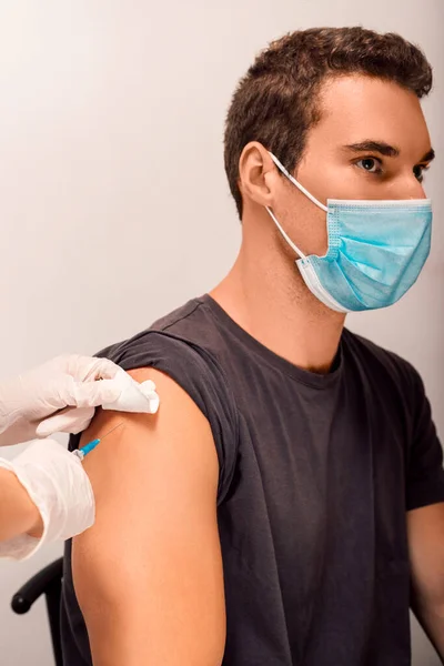 Han Vaccinerad Läkare Med Spruta Och Man Högkvalitativt Foto — Stockfoto