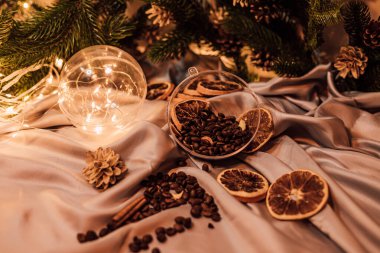 Kahve çekirdekleri, kurutulmuş portakallar ve çelenklerle Noel kompozisyonu. Yüksek kalite fotoğraf