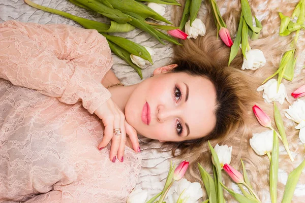 Portret Van Een Jonge Vrouw Een Bed Met Tulpen Haar — Stockfoto