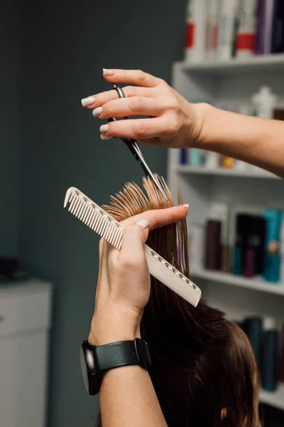 Перукар Вирізає Волосся Клієнтів Руках Перукаря Ножиці Волосся Високоякісна Фотографія — стокове фото