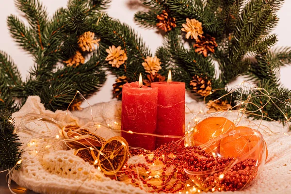 Nieuwjaarscompositie Met Kaarsen Gedroogd Fruit Een Kerstboom Kerst Achtergrond Hoge — Stockfoto