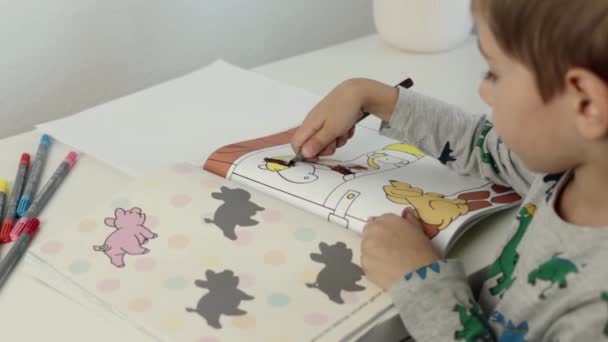 Ein Kleiner Junge Malt Hause Bilder Mit Filzstiften Auf Den — Stockvideo