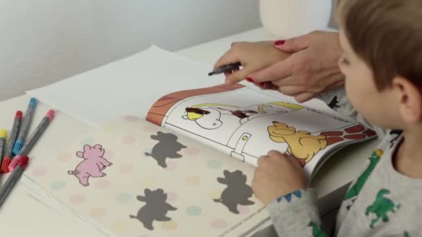 Mały Chłopiec Maluje Obrazki Znacznikami Domu Stole Wysokiej Jakości Materiał — Wideo stockowe