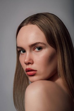 Genç, güzel ve ciddi bir kadının portresi. Üzgün kız. Yüksek kalite fotoğraf