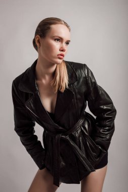 Siyah deri ceketli genç bir kadın. Model pozu. Yüksek kalite fotoğraf