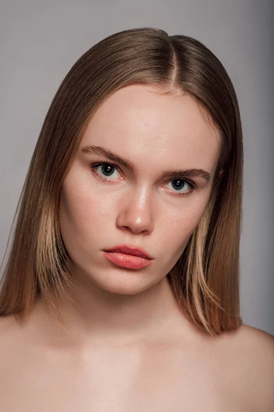 Egy Fiatal Gyönyörű Komoly Portréja Szomorú Lány Kiváló Minőségű Fénykép — Stock Fotó