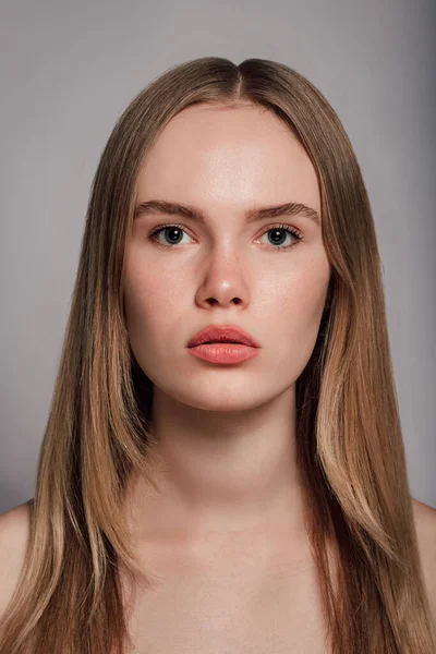 Egy Fiatal Gyönyörű Komoly Portréja Szomorú Lány Kiváló Minőségű Fénykép — Stock Fotó