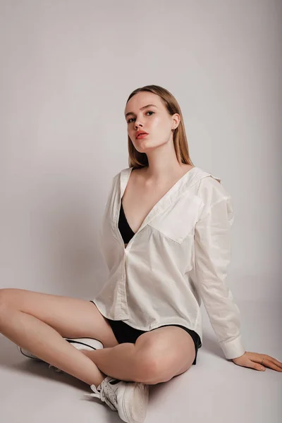 Krásná Mladá Dívka Bílé Košili Sedí Podlaze Kvalitní Fotografie — Stock fotografie