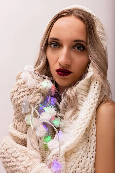 Portré Egy Fiatal Nőről Kesztyűben Egy Karácsonyi Koszorúval Karácsonyfa Mellett — Stock Fotó