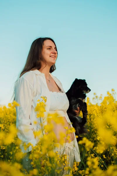 Pregnant Woman Small Black Dog Nature Rapeseed Field High Quality — 스톡 사진