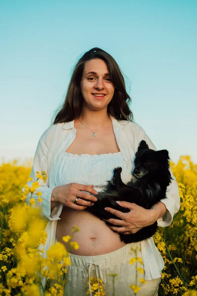 Pregnant Woman Small Black Dog Nature Rapeseed Field High Quality — 스톡 사진