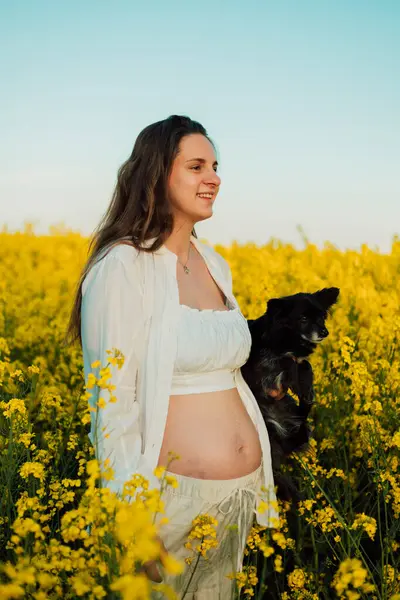 Pregnant Woman Small Black Dog Nature Rapeseed Field High Quality — Stockfoto