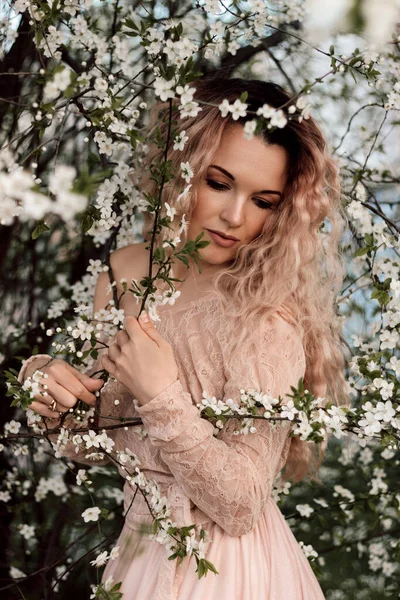 Jeune Belle Fille Près Une Fleur Cerisier Printemps Dans Nature — Photo
