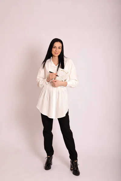 Une Jeune Femme Avec Cahier Stylo Main Vêtements Classiques Sur — Photo