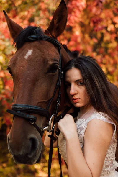 Braut Weißen Kleid Neben Einem Pferd Herbstlichen Wald Hochwertiges Foto — Stockfoto