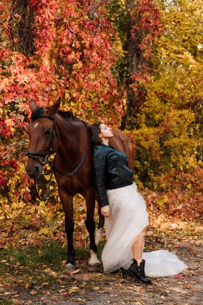 秋天的森林里 新娘穿着白衣 靠近一匹马 高质量的照片 — 图库照片