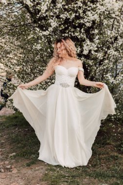 Bahar bahçesinde, kiraz çiçeklerinin yanında güzel bir kadın. Çiçek açan bahçe. Yüksek kalite fotoğraf