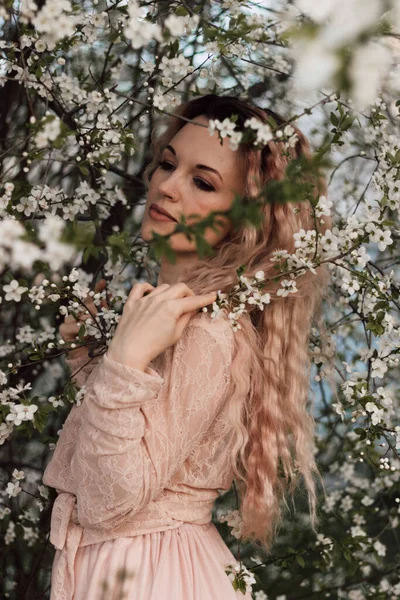 Bahar Bahçesinde Kiraz Çiçeklerinin Yanında Güzel Bir Kadın Çiçek Açan — Stok fotoğraf