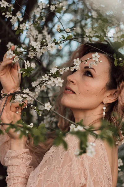 Une Belle Femme Dans Jardin Printemps Près Des Fleurs Cerisier — Photo